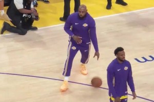 老詹搞笑的素材可真不少啊！都给现场球迷看乐了！😂