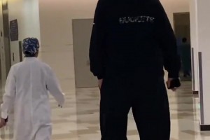 再一次对姚明的身高有清晰的认识，身形比常人高出一大截...